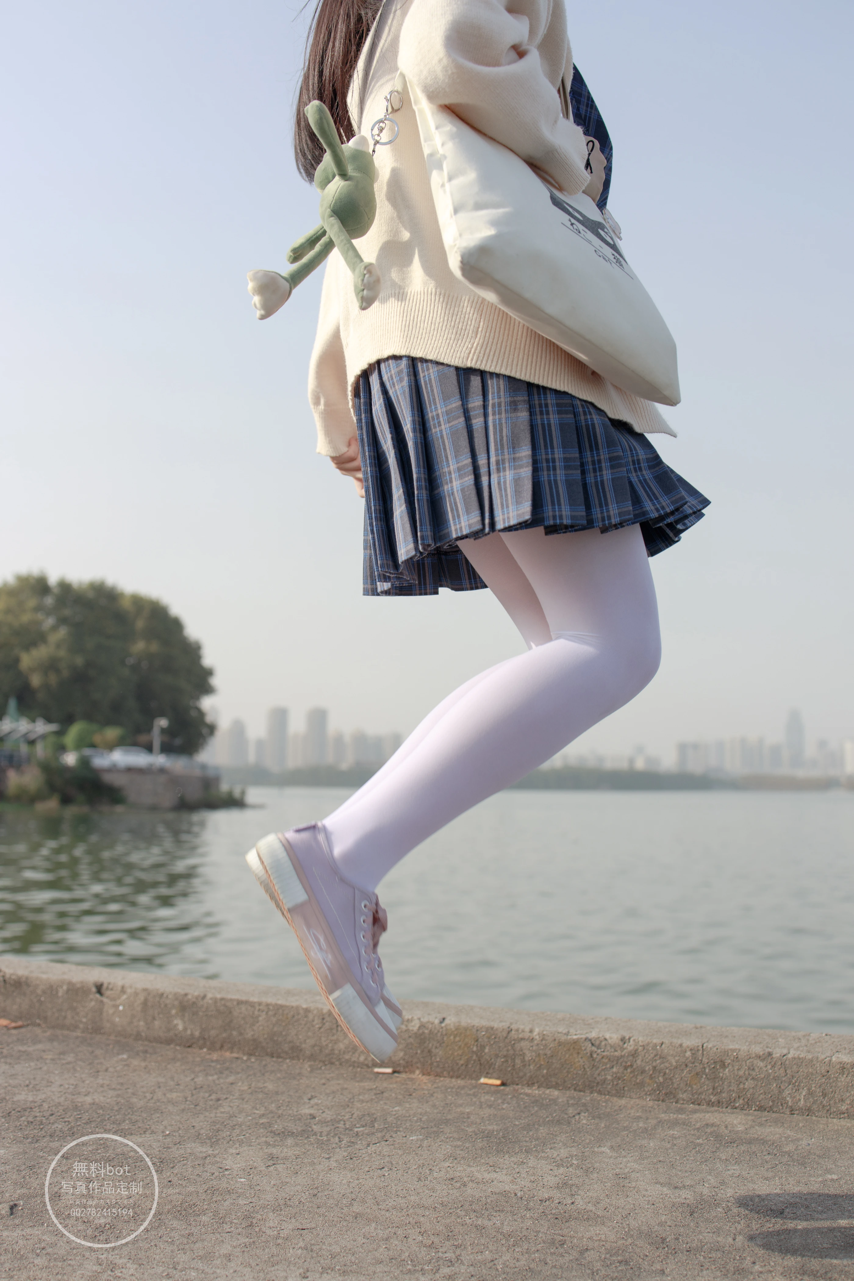 森萝财团 有料004  依依 湖边JK白丝 [77P]插图5